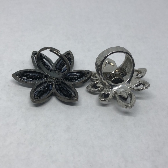 𝅺Bundle lot 2 big flower shaped costume statement rings rhinestone beaded 7-8. - Picture 4 of 5